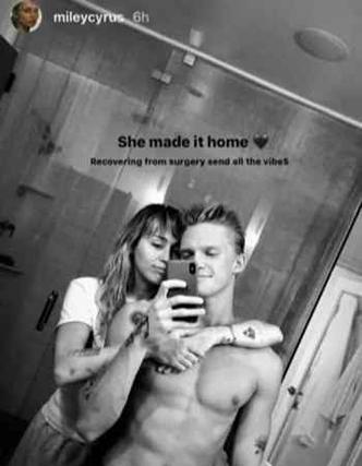 Miley Cyrus e Cody Simpson em clima de intimidade, após a cantora receber alta do hospital(foto: Instagram Stories/Reprodução) Miley Cyrus e Cody Simpson em clima de intimidade, após a cantora receber alta do hospital(foto: Instagram Stories/Reprodução)
