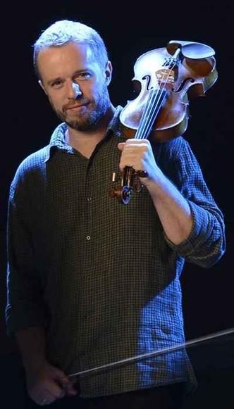 Nicolas Krassik faz show com o violinista Gian Corrêa(foto: Daniel Chiacos/Divulgação) Nicolas Krassik faz show com o violinista Gian Corrêa(foto: Daniel Chiacos/Divulgação)