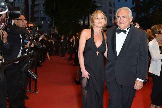 Strauss Kahn chegou acompanhado de sua nova namorada, a loira Myriam L'Aouffir(foto: AFP PHOTO/ALBERTO PIZZOLI) Strauss Kahn chegou acompanhado de sua nova namorada, a loira Myriam L'Aouffir(foto: AFP PHOTO/ALBERTO PIZZOLI)