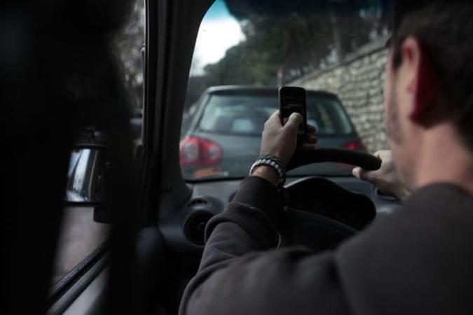 Cerca de 1,3 milhão acidentes são registrados por ano envolvendo o uso do celular no trânsito(foto: Universidade de Barcelona/Divulgação) Cerca de 1,3 milhão acidentes são registrados por ano envolvendo o uso do celular no trânsito(foto: Universidade de Barcelona/Divulgação)