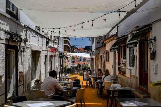 As pessoas se sentam em um bar no terraço em Cascais, nos arredores de Lisboa, em 28 de maio de 2020.(foto: PATRICIA DE MELO MOREIRA / AFP) As pessoas se sentam em um bar no terraço em Cascais, nos arredores de Lisboa, em 28 de maio de 2020.(foto: PATRICIA DE MELO MOREIRA / AFP)