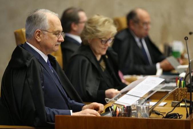 O ministro Edson Fachin durante sessão plenária do Supremo Tribunal Federal para julgar validade das delações da JBS(foto: José Cruz/Agência Brasil ) O ministro Edson Fachin durante sessão plenária do Supremo Tribunal Federal para julgar validade das delações da JBS(foto: José Cruz/Agência Brasil )