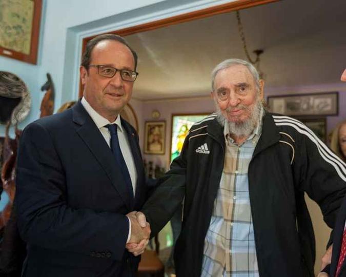 Hollande e Castro em maio de 2015(foto: AFP PHOTO / CUBA DEBATE / ALEX CASTRO) Hollande e Castro em maio de 2015(foto: AFP PHOTO / CUBA DEBATE / ALEX CASTRO)