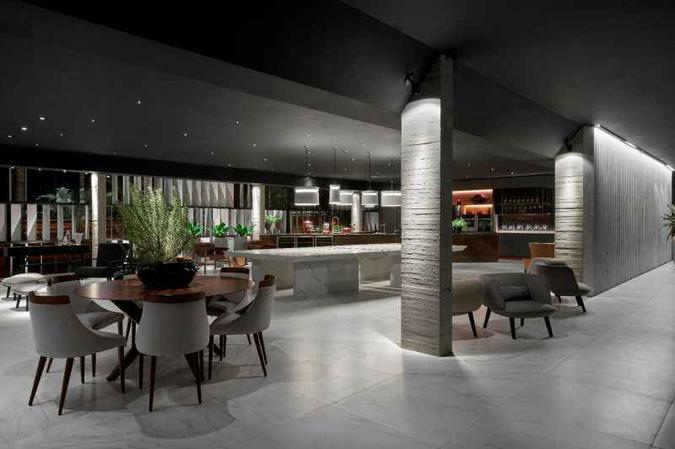 Espaço do chef São Geraldo, na CasaCor Brasília 2018: Dimitri Lociks e Simone Turíbio, da Choque Arquitetura e Design, estudaram o trabalho de grandes profissionais do modernismo dos anos 1950 para atualizar conceitos para um projeto no século 21. Para promover contraste, inspirados no concreto aparente, colocaram um grafite no teto, e baseados no uso massivo do mármore branco, colocaram-no no chão. No entanto, usando material ecologicamente correto.(foto: Jomar Bragança/Divulgação/ Mostra Mainline 2018) Espaço do chef São Geraldo, na CasaCor Brasília 2018: Dimitri Lociks e Simone Turíbio, da Choque Arquitetura e Design, estudaram o trabalho de grandes profissionais do modernismo dos anos 1950 para atualizar conceitos para um projeto no século 21. Para promover contraste, inspirados no concreto aparente, colocaram um grafite no teto, e baseados no uso massivo do mármore branco, colocaram-no no chão. No entanto, usando material ecologicamente correto.(foto: Jomar Bragança/Divulgação/ Mostra Mainline 2018)