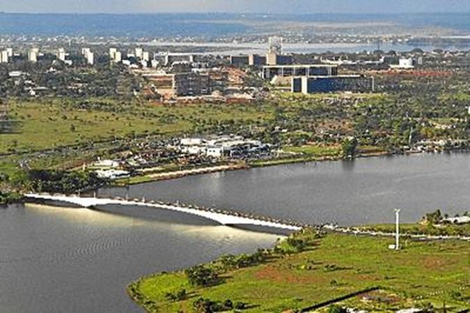 A Ponte Costa e Silva foi projetada por Oscar Niemeyer, em 1967, e inaugurada em fevereiro de 1976. Ela tem 400 metros. As obras só começaram em 1976, durante o governo de Elmo Serejo Farias (foto: Breno Fortes/CB/D.A Press - 15/10/09) A Ponte Costa e Silva foi projetada por Oscar Niemeyer, em 1967, e inaugurada em fevereiro de 1976. Ela tem 400 metros. As obras só começaram em 1976, durante o governo de Elmo Serejo Farias (foto: Breno Fortes/CB/D.A Press - 15/10/09)