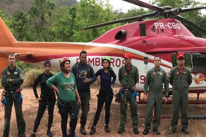 Quatro dos resgatados chegam à aeronave do Corpo de Bombeiros. Entre eles, Maria de Cássia e Gustavo Bacelar(foto: CBMGO/Divulgação) Quatro dos resgatados chegam à aeronave do Corpo de Bombeiros. Entre eles, Maria de Cássia e Gustavo Bacelar(foto: CBMGO/Divulgação)