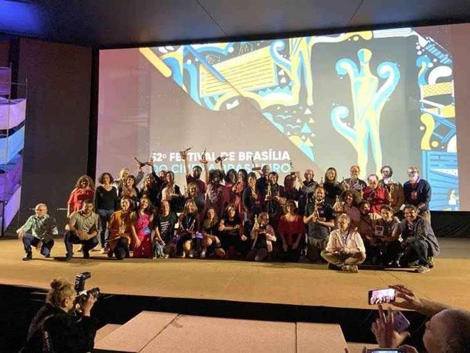 O conjunto da obra: palco do Cine Brasília recebeu a foto coletiva dos premiados(foto: Pedro Ibarra/ Divulgação) O conjunto da obra: palco do Cine Brasília recebeu a foto coletiva dos premiados(foto: Pedro Ibarra/ Divulgação)