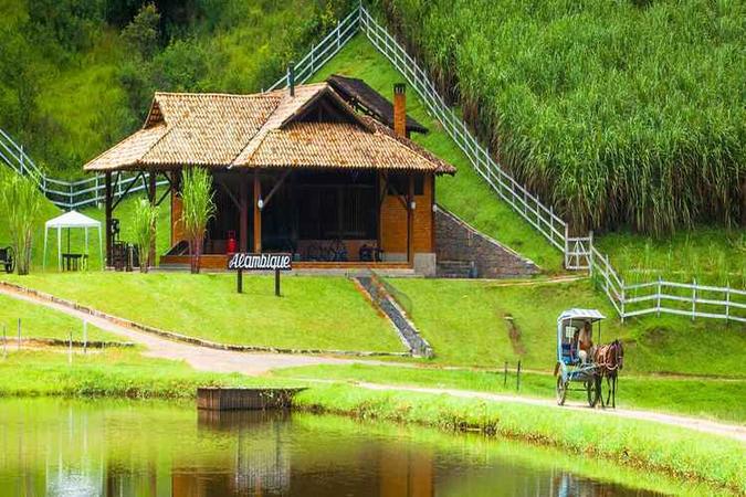 A fazenda investe na produção de cachaça, que pode ser provada no alambique(foto: Hotel Fazenda Ribeirão/Divulgação) A fazenda investe na produção de cachaça, que pode ser provada no alambique(foto: Hotel Fazenda Ribeirão/Divulgação)