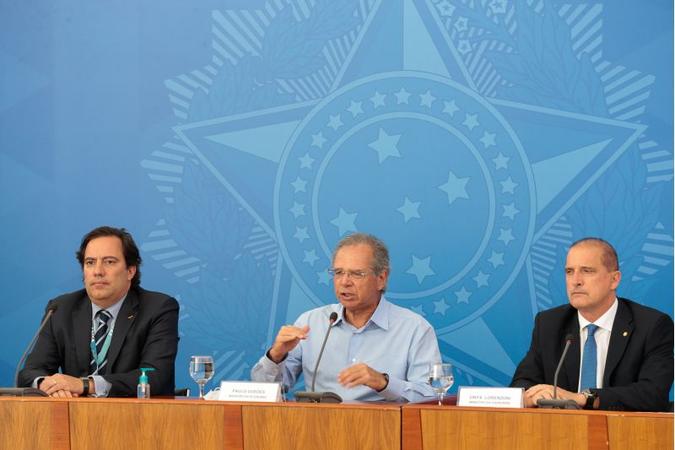 Guimarães, Guedes e Onyx: promessa é de começar a liberar os pagamentos antes do feriado da Páscoa. Objetivo é identificar 20 milhões de Guimarães, Guedes e Onyx: promessa é de começar a liberar os pagamentos antes do feriado da Páscoa. Objetivo é identificar 20 milhões de