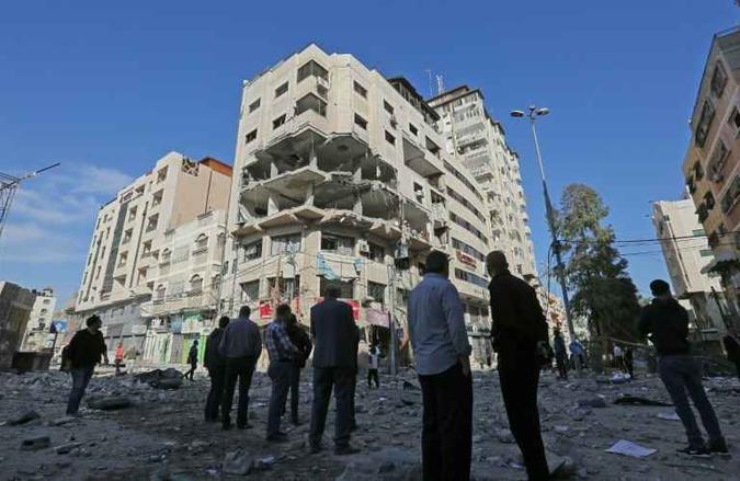 Prédio em Gaza, bombardeado por israelenses, em 5 de maio (foto: AFP) Prédio em Gaza, bombardeado por israelenses, em 5 de maio (foto: AFP)