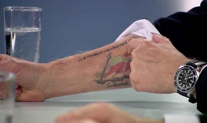 Onyx fez tatuagem para lembrar 'erro' do caixa 2 (foto: Reprodução/Band) Onyx fez tatuagem para lembrar 'erro' do caixa 2 (foto: Reprodução/Band)
