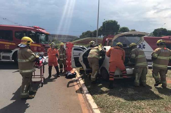 Jovem de 25 anos foi retirada do veículo pelos bombeiros por causa de lesão no pescoço(foto: CBMDF/Divulgação) Jovem de 25 anos foi retirada do veículo pelos bombeiros por causa de lesão no pescoço(foto: CBMDF/Divulgação)