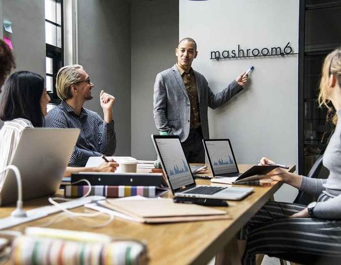 Empreender está mais atrelado às ideias. É ter características que se destacam. Ao entender isso, fica perceptível que o empreendedorismo também pode ocorrer no ambiente acadêmico, diz o designer de experiências de aprendizagem João Vitor Alencar Empreender está mais atrelado às ideias. É ter características que se destacam. Ao entender isso, fica perceptível que o empreendedorismo também pode ocorrer no ambiente acadêmico, diz o designer de experiências de aprendizagem João Vitor Alencar