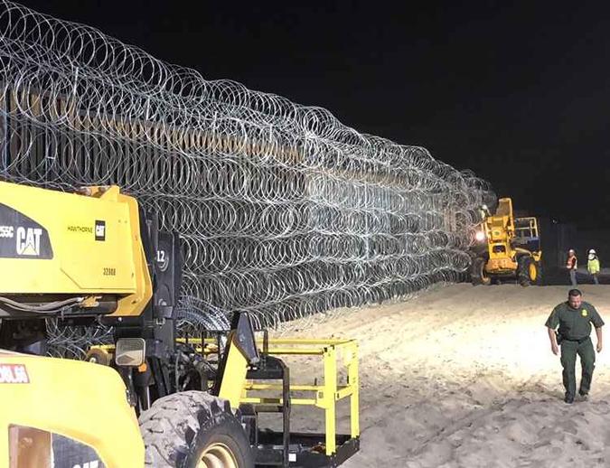 Cerca de arame farpado na fronteira do México com os Estados Unidos(foto: Reprodução/Twitter.) Cerca de arame farpado na fronteira do México com os Estados Unidos(foto: Reprodução/Twitter.)