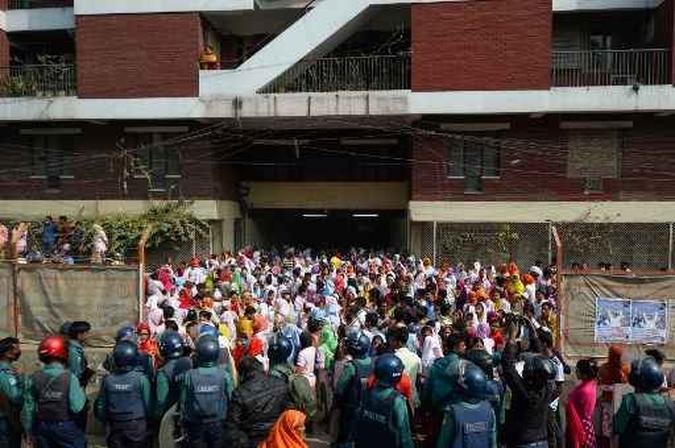 Muitos funcionários voltaram no trabalho nesta quarta e descobriram que foram demitidos. (foto: AFP) Muitos funcionários voltaram no trabalho nesta quarta e descobriram que foram demitidos. (foto: AFP)