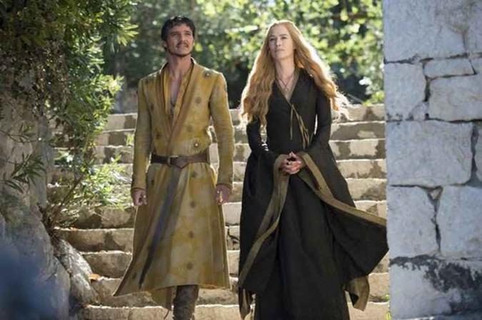 Os trajes de Cersei são enriquecidos com bordados em prata e ouro, muitas vezes em forma de spikes ou detalhes 'bélicos'. (foto: HBO/Divulgação) Os trajes de Cersei são enriquecidos com bordados em prata e ouro, muitas vezes em forma de spikes ou detalhes 'bélicos'. (foto: HBO/Divulgação)