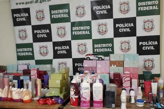 Os agentes apreenderam maquiagem, perfumaria e cosméticos na casa dos suspeitos, em Ceilândia(foto: PCDF/Divulgação) Os agentes apreenderam maquiagem, perfumaria e cosméticos na casa dos suspeitos, em Ceilândia(foto: PCDF/Divulgação)