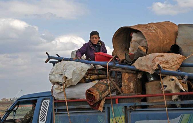 Sírios fogem de ataques de forças pró-regime em áreas controladas por rebeldes nas províncias de Aleppo e Idlib em direção a zonas mais seguras perto da fronteira turca(foto: RAMI AL SAYED / AFP ) Sírios fogem de ataques de forças pró-regime em áreas controladas por rebeldes nas províncias de Aleppo e Idlib em direção a zonas mais seguras perto da fronteira turca(foto: RAMI AL SAYED / AFP )