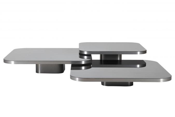 Bow Center Table, de Guilherme Torres A mesa de centro do brasileiro é ganhadora de prêmios internacionais e uma das tendências apresentadas em Milão. O prateado em linhas minimalistas dá ar futurista ao ambiente.(foto: Guilherme Torres/Divulgação) Bow Center Table, de Guilherme Torres A mesa de centro do brasileiro é ganhadora de prêmios internacionais e uma das tendências apresentadas em Milão. O prateado em linhas minimalistas dá ar futurista ao ambiente.(foto: Guilherme Torres/Divulgação)