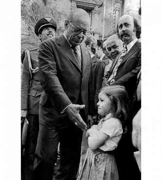 Menina se recusa a cumprimentar o presidente João Baptista Figueiredo, em 1979. Foto de Guinaldo Nicolaevsky(foto: Reprodução/Bazar do Tempo)