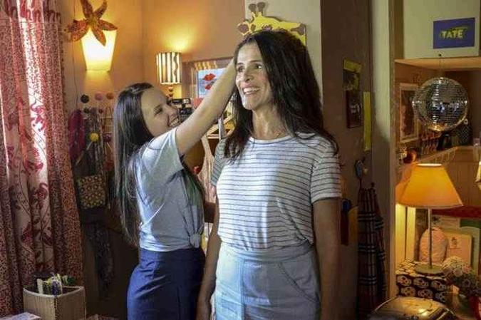 A personagem de Ingrid Guimarães passa por situações de pura emoção, ao lado da filha interpretada por Larissa Manoela (foto: Internet / Reprodução) A personagem de Ingrid Guimarães passa por situações de pura emoção, ao lado da filha interpretada por Larissa Manoela (foto: Internet / Reprodução)