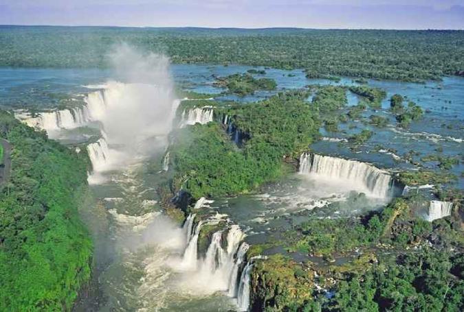 As quedas d'água, no lado brasileiro, encantam turistas de vários países do planeta(foto: Cataratas do Iguaçu/Divulgação) As quedas d'água, no lado brasileiro, encantam turistas de vários países do planeta(foto: Cataratas do Iguaçu/Divulgação)