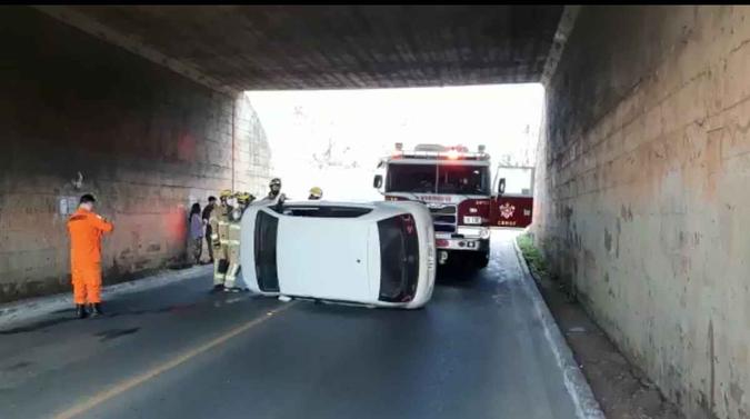 Carro tombou em tesourinha na Asa Norte e trânsito ficou interrompido(foto: Divulgação / CBMDF) Carro tombou em tesourinha na Asa Norte e trânsito ficou interrompido(foto: Divulgação / CBMDF)