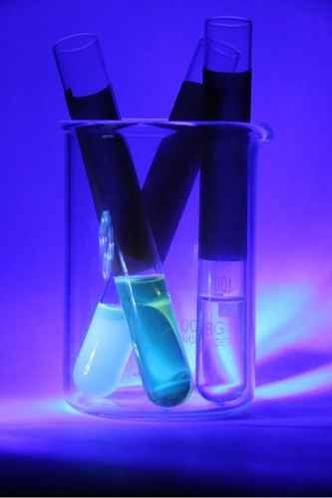 O método usa partículas quantum dots (tubo da esquerda): visualização melhorada(foto: Delaina Amos/divulgação) O método usa partículas quantum dots (tubo da esquerda): visualização melhorada(foto: Delaina Amos/divulgação)