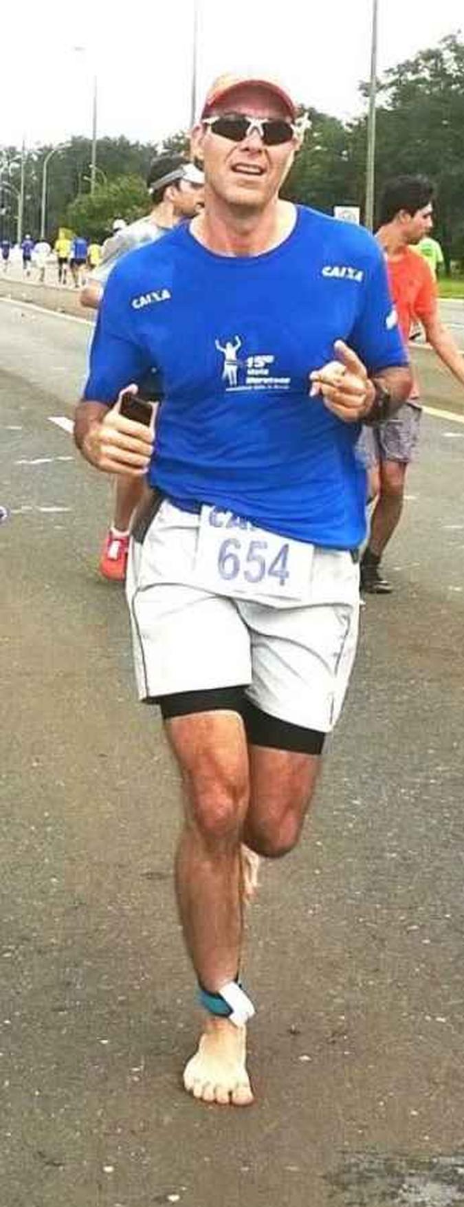 Erik recomenda a quem se lesionou experimentar correr descalço: Erik recomenda a quem se lesionou experimentar correr descalço:
