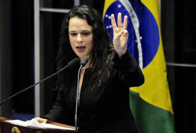 Janaína Paschoal foi a terceira pessoa convidada a ser vice de Bolsonaro(foto: Minervino Junior/CB/D.A Press) Janaína Paschoal foi a terceira pessoa convidada a ser vice de Bolsonaro(foto: Minervino Junior/CB/D.A Press)