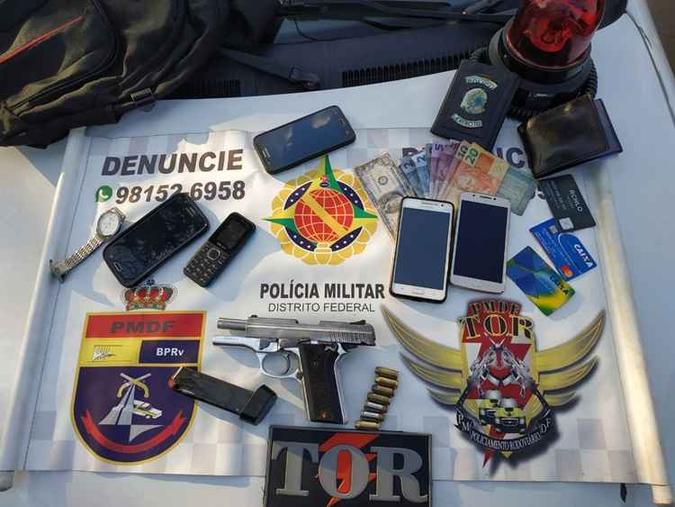 A polícia conseguiu apreender a arma usada no crime, além do dinheiro e celulares roubados(foto: Divulgação/PMDF) A polícia conseguiu apreender a arma usada no crime, além do dinheiro e celulares roubados(foto: Divulgação/PMDF)