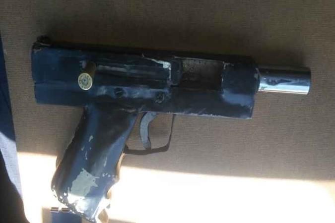 Adolescente estava com arma caseira na cintura(foto: Polícia Militar/Divulgação) Adolescente estava com arma caseira na cintura(foto: Polícia Militar/Divulgação)