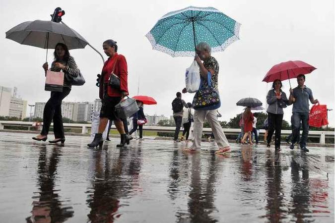 A ideia é que as pessoas que utilizarem a campanha depois de usarem o guarda-chuva, devolverem (foto: Minervino Junior/CB/D.A Press) A ideia é que as pessoas que utilizarem a campanha depois de usarem o guarda-chuva, devolverem (foto: Minervino Junior/CB/D.A Press)