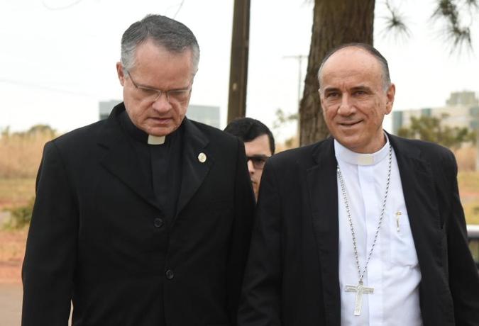 Religiosos chegam ao fórum para julgamento do caso que investiga desvio de mais de R$ 2 milhões da diocese de Formosa (foto: Ed Alves/CB/D.A Press) Religiosos chegam ao fórum para julgamento do caso que investiga desvio de mais de R$ 2 milhões da diocese de Formosa (foto: Ed Alves/CB/D.A Press)