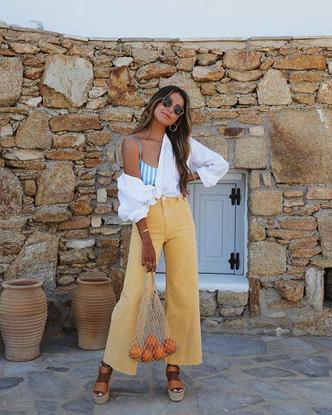 A blogueira espanhola Julie Sariñana usou uma camisa como terceira-peça para deixar o visual diurno mais elegante.(foto: Instagram Kulie Suriñana/Reprodução) A blogueira espanhola Julie Sariñana usou uma camisa como terceira-peça para deixar o visual diurno mais elegante.(foto: Instagram Kulie Suriñana/Reprodução)