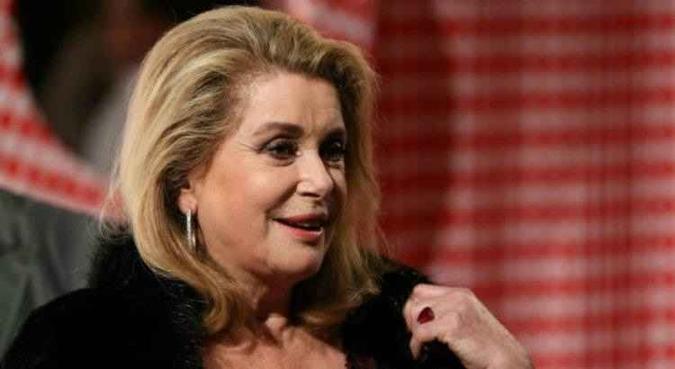 A atriz francesa Catherine Deneuve defendeu sua assinatura de uma carta em defesa da 'liberdade de importunar' dos homens(foto: Valery Hache/AFP) A atriz francesa Catherine Deneuve defendeu sua assinatura de uma carta em defesa da 'liberdade de importunar' dos homens(foto: Valery Hache/AFP)