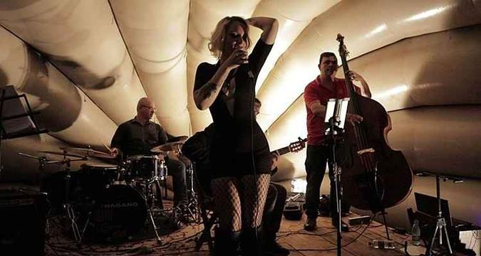 Clara Telles será a atração principal do projeto Buraco do Jazz nesta quinta-feira (foto: Facebook/Reprodução ) Clara Telles será a atração principal do projeto Buraco do Jazz nesta quinta-feira (foto: Facebook/Reprodução )