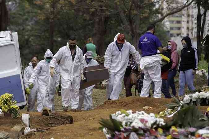 Famílias acompanham enterro de parentes vítimas do novo coronavírus, no cemitério da Vila Formosa, São Paulo(foto: Bruno Rocha/Fotoarena)