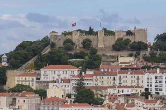 Do castelo de São Jorge, é possível ter uma visão panorâmica da cidade, com seus telhados antigos(foto: Enilton Kirchhof/Flickr) Do castelo de São Jorge, é possível ter uma visão panorâmica da cidade, com seus telhados antigos(foto: Enilton Kirchhof/Flickr)