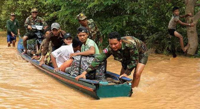 As autoridades do Camboja, que estão organizando as eleições legislativas de domingo, esperam um aumento dos níveis das águas e novas evacuações(foto: AFP) As autoridades do Camboja, que estão organizando as eleições legislativas de domingo, esperam um aumento dos níveis das águas e novas evacuações(foto: AFP)