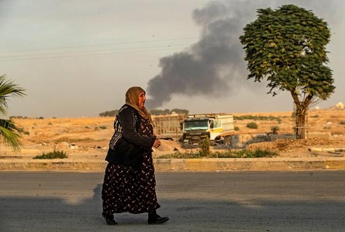 Bombardeio turco na cidade de Ras al-Ain, no nordeste da Síria, na província de Hasakeh, na fronteira com a Turquia.(foto: Delil Souleiman/AFP) Bombardeio turco na cidade de Ras al-Ain, no nordeste da Síria, na província de Hasakeh, na fronteira com a Turquia.(foto: Delil Souleiman/AFP)