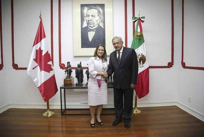 O presidente mexicano, recém eleito, Andres Obrador e a ministra das Relações Exteriores Chrystia Freeland se encontraram nesta quarta-feira, 25/7 para tratar sobre o Nafta(foto: Ronaldo Schemidt/AFP) O presidente mexicano, recém eleito, Andres Obrador e a ministra das Relações Exteriores Chrystia Freeland se encontraram nesta quarta-feira, 25/7 para tratar sobre o Nafta(foto: Ronaldo Schemidt/AFP)