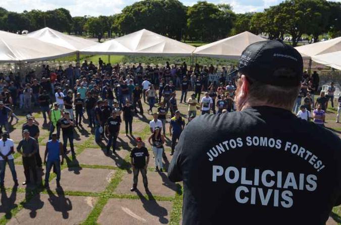 Assembleia de policiais civis na Praça do Buriti: presidente Bolsonaro condicionou envio da propostada PCDF ao aumento para as outras corporações(foto: Ana Carneiro/Esp. CB/D.A Press - 14/11/17 ) Assembleia de policiais civis na Praça do Buriti: presidente Bolsonaro condicionou envio da propostada PCDF ao aumento para as outras corporações(foto: Ana Carneiro/Esp. CB/D.A Press - 14/11/17 )