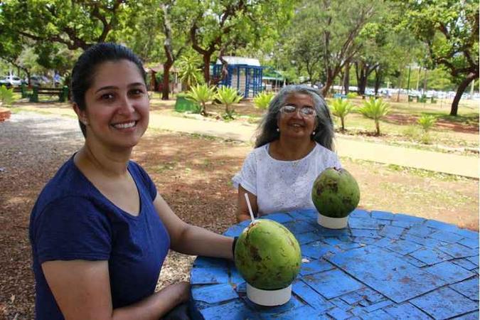 Laís (E), com a mãe, Smeni: água de coco para aliviar o calor(foto: Vinicius Cardoso/Esp. CB/D.A Press) Laís (E), com a mãe, Smeni: água de coco para aliviar o calor(foto: Vinicius Cardoso/Esp. CB/D.A Press)
