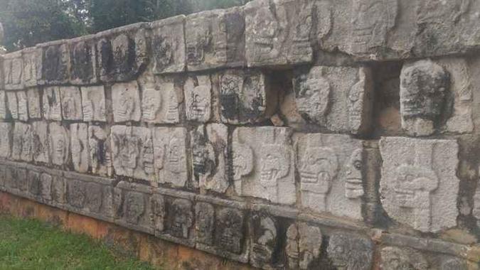 Parede de crânios em Chichen-Itzá: os sacrifícios humanos começaram depois da chegada dos toltecas na região(foto: Laísa Queiroz/CB/D.A Press) Parede de crânios em Chichen-Itzá: os sacrifícios humanos começaram depois da chegada dos toltecas na região(foto: Laísa Queiroz/CB/D.A Press)