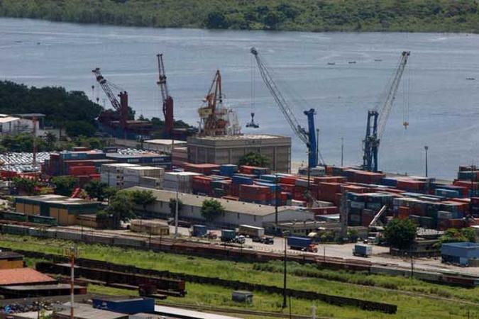 O Porto de Santos aguarda parecer com 19 condições impostas pelo TCU para a realização do certame (foto: Paulo H. Carvalho/CB/D.A Press - 31/3/06) O Porto de Santos aguarda parecer com 19 condições impostas pelo TCU para a realização do certame (foto: Paulo H. Carvalho/CB/D.A Press - 31/3/06)