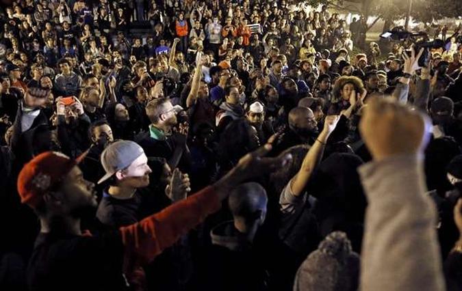 Manifestantes se re�nem durante uma manifesta��o na universidade de St. Louis, em Missouri(foto: Jim Young/Reuters)
