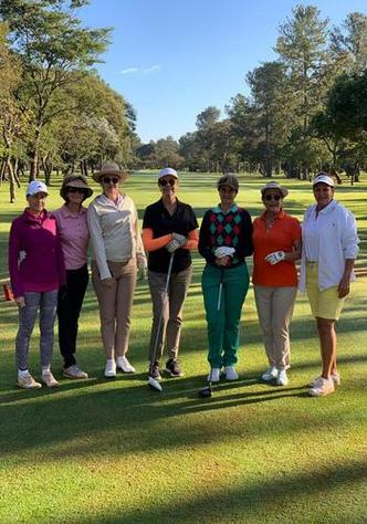 Maria e as amigas de golfe: qualidade de vida e conv�vio com pessoas agrad�veis (foto: Arquivo Pessoal)