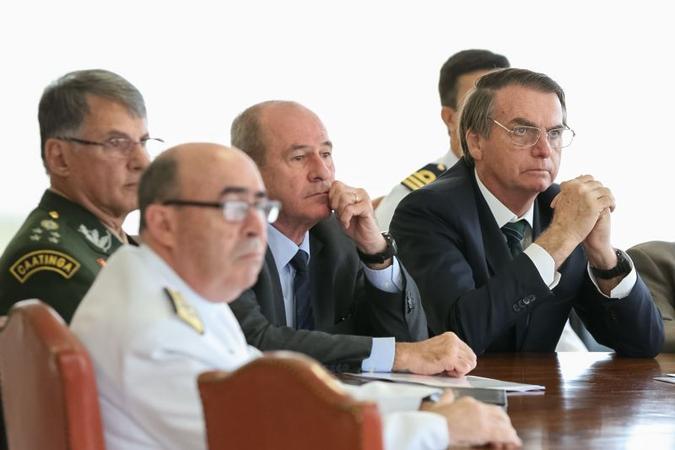 Bolsonaro durante reunião com militares: partidos pressionam pela chegada do texto com as regras de aposentadoria para os integrantes das Forças(foto: Marcos Correa/PR) Bolsonaro durante reunião com militares: partidos pressionam pela chegada do texto com as regras de aposentadoria para os integrantes das Forças(foto: Marcos Correa/PR)