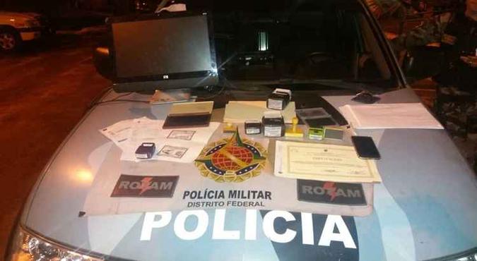 Entre os itens apreendidos pela PMDF estão o computador do suspeito, além de diplomas falsos e carimbos(foto: PMDF/Divulgação) Entre os itens apreendidos pela PMDF estão o computador do suspeito, além de diplomas falsos e carimbos(foto: PMDF/Divulgação)